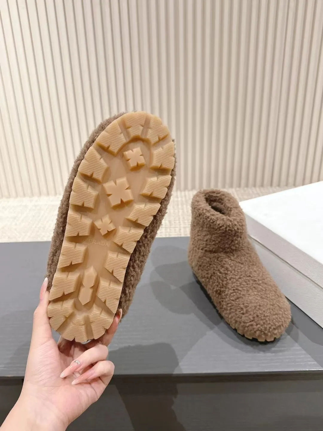 👟👟Ex-factory price 560👟👟 Prada*Prada 2024ss new autumn and winter straight snow boots wool short boots. The fashionable and elegant design presents a classic silhouette. No matter what the situation is, the home court belongs only to you!  Fabric: Customized wool Lining: Customized wool Hardware: Original hardware 1:1 molding Outsole: Original molded raw rubber outsole Code number: 35-40 (customized 40 pieces are not returnable)